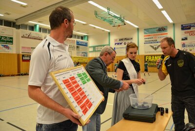 Eine Erinnerung: Dieser Funktionär sprang ein, als keiner mehr da war! - Sachsenpokalauslosung in Plauen. Im Bild von links: Rico Michel, Maria Nenner, Helmut Hertel und Jörg Scholz. Foto: Karsten Repert