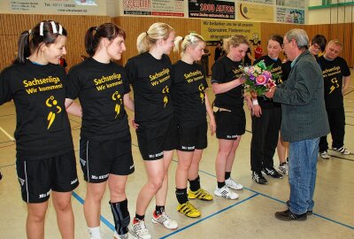 Eine Erinnerung: Dieser Funktionär sprang ein, als keiner mehr da war! - Meisterehrung der Frauen vom SV 04 Oberlosa. Foto: Karsten Repert