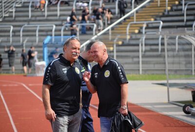 Eine Erinnerung: Frank Speer hätte heute Geburtstag - 19. Mai 2019: Der VFC Plauen gewinnt in Gera 3:0 und verhindert den Abstieg in die Sachsenliga. Ulrich Fischer (links) und Frank Speer (rechts) freuen sich. Foto: Karsten Repert