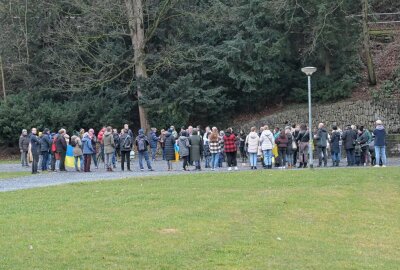 Eine Lichterkette für den Frieden im Auer Stadtgarten - Rund 100 Menschen haben ein Zeichen gesetzt im Auer Stadtgarten. Foto: Ralf Wendland