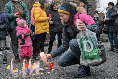 Eine Lichterkette für den Frieden im Auer Stadtgarten - Rund 100 Menschen haben ein Zeichen gesetzt im Auer Stadtgarten. Foto: Ralf Wendland