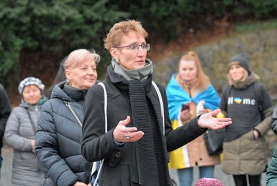 Eine Lichterkette für den Frieden im Auer Stadtgarten - Rund 100 Menschen haben ein Zeichen gesetzt im Auer Stadtgarten - im Bild Jana Kaube. Foto: Ralf Wendland