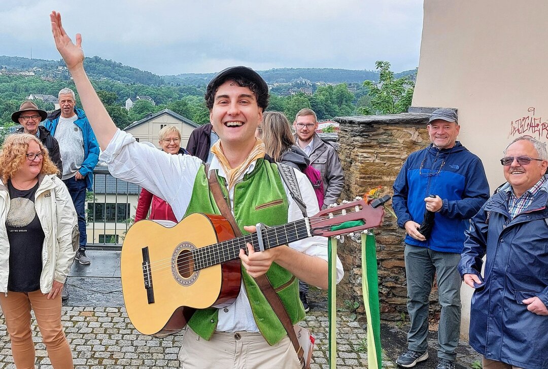 Eine musikalische Stadtführung durch die Spitzenstadt - Marvin Schaarschmidt geht als singender Stadtführer am Freitag wieder auf Tour durch Plauen. Foto: Karsten Repert