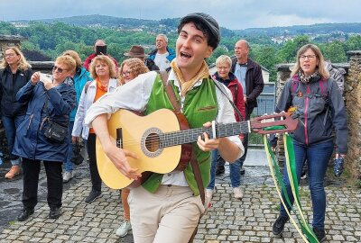 Eine musikalische Stadtführung durch die Spitzenstadt - Marvin Schaarschmidt geht als singender Stadtführer am Freitag wieder auf Tour durch Plauen. Foto: Karsten Repert