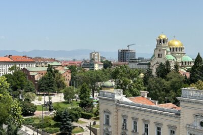 Eine Stadt wie eine Zwiebel: Durch das unbekannte Sofia - Die Newski-Kathedrale ist das Wahrzeichen Sofias. Von der Dachterrasse der Galerie Swimmingpool hat man ihre goldenen Kuppeln im Blick.