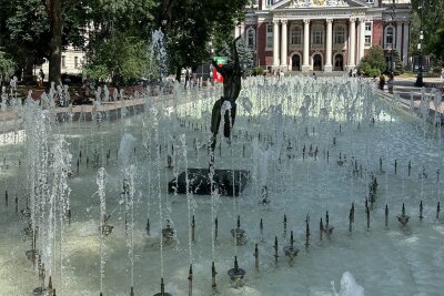 Eine Stadt wie eine Zwiebel: Durch das unbekannte Sofia - Idylle im Trubel: Vor dem Nationaltheater Ivan Vasov plätschert ein Springbrunnen. 