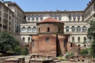 Eine Stadt wie eine Zwiebel: Durch das unbekannte Sofia - Gut versteckt: Die Rotunde des Heiligen Georg ist eine frühchristliche Kirche aus dem 4. Jahrhundert und liegt im Innenhof zwischen dem Hotel Sofia Balkan Palace und dem Präsidentensitz.