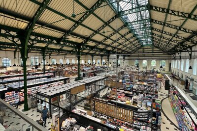 Eine Stadt wie eine Zwiebel: Durch das unbekannte Sofia - Die historische Zentralmarkthalle wurde renoviert und im Frühsommer 2024 als Supermarkt wieder eröffnet.