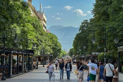 Eine Stadt wie eine Zwiebel: Durch das unbekannte Sofia - Vom Witoscha Boulevard reicht der Blick bis zum Witoschagebirge vor der Stadt, das der Straße den Namen gibt.