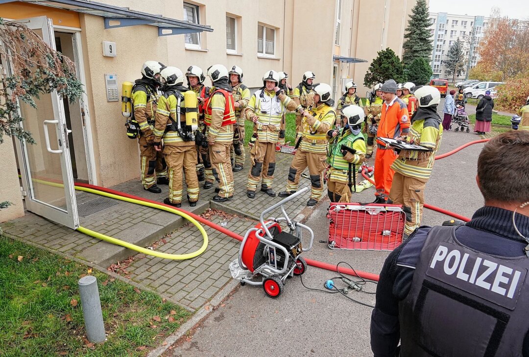 Eine verletzte Person nach Kellerbrand in Dresden - Kellerbrand in Dresden. Berufsfeuerwehr im Einsatz. Foto: Roland Halkasch