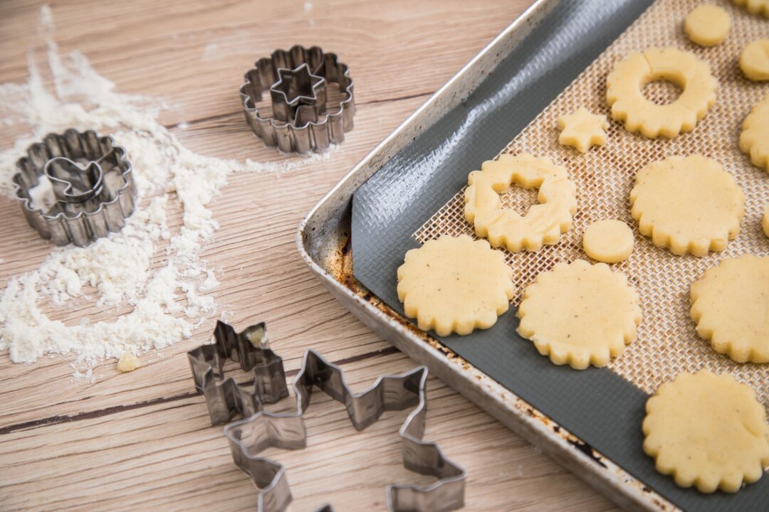 Eingefettetes Backblech spart schädliches Backpapier - Aufgepasst in der Weihnachtsbäckerei: PFAS-haltiges Backpapier kann gesundheitsschädliche Dämpfe abgeben. Alternativen wie eingefettete Bleche sind umweltfreundlicher.