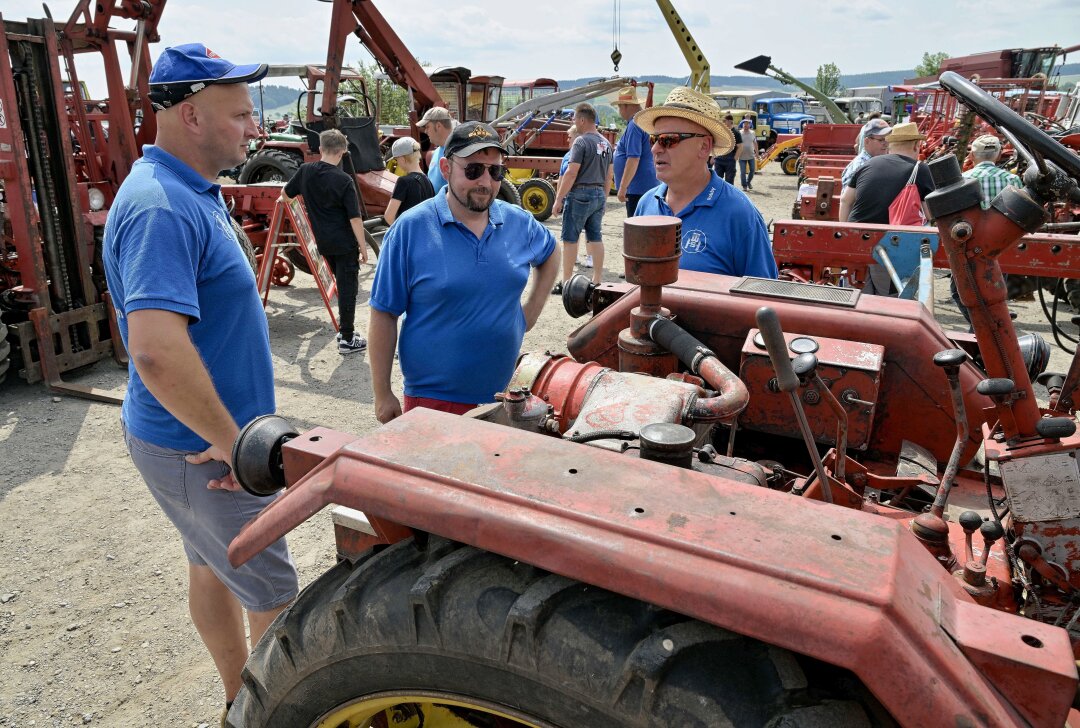 Einmalige Präsentation: Oldtimer- und Traktorentreffen in Zwönitz - Beim Oldtimer- und Traktorentreffen in Zwönitz - rechts im Bild Robby Huellner aus Gera. Foto: Ralf Wendland