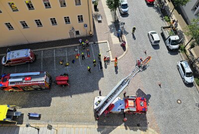 Einsatz am Turm der St. Annenkirche in Annaberg: Spezialkräfte retten Person - Der Treppenaufgang in den Turm war zu eng, um den Patienten nach unten zu befördern. Foto: Feuerwehr Buchholz