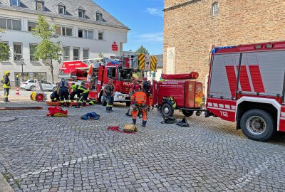 Einsatz am Turm der St. Annenkirche in Annaberg: Spezialkräfte retten Person -  Der Treppenaufgang in den Turm war zu eng, um den Patienten nach unten zu befördern. Foto: Feuerwehr Buchholz