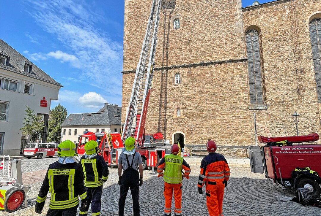 Einsatz am Turm der St. Annenkirche in Annaberg: Spezialkräfte retten Person -  Der Treppenaufgang in den Turm war zu eng, um den Patienten nach unten zu befördern. Foto: Feuerwehr Buchholz