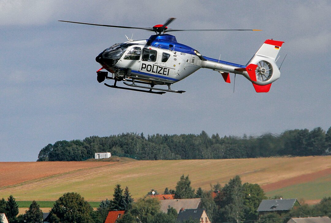 Einsatz eines Rettungshubschraubers: Suche nach vermisster Frau aus dem Erzgebirge - Polizeihubschrauber. Symbolbild: Harry Härtel/Archiv