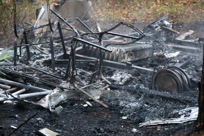 Am Einsatzort stand ein abgestellter Wohnwagen bei Ankunft der Einsatzkräfte bereits im Vollbrand.