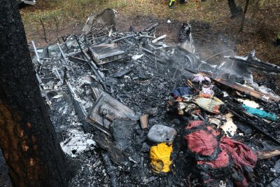 Einsatz für die Feuerwehr: Wohnwagen in Vollbrand - Von dem Wohnwagen war aber nichts mehr zu retten.