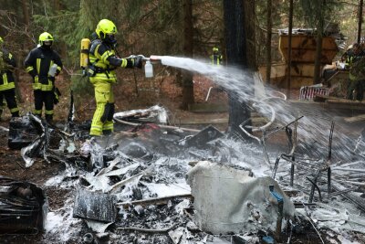 Einsatz für die Feuerwehr: Wohnwagen in Vollbrand - Die Feuerwehr löschte zuerst mit Wasser, im Anschluss mit Schaum.  