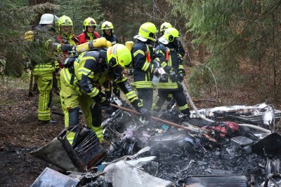 Einsatz für die Feuerwehr: Wohnwagen in Vollbrand - Von dem Wohnwagen war aber nichts mehr zu retten.