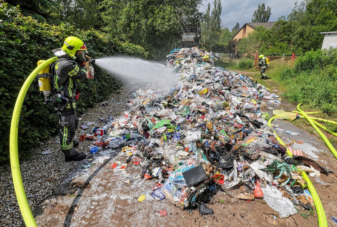 Einsatz in Lichtenstein: Müllfahrzeug entlädt brennende Ladung - In Lichtenstein kam es zu einem Feuerwehreinsatz. Foto: Andreas Kretschel