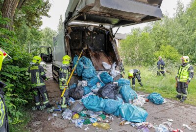 Einsatz in Lichtenstein: Müllfahrzeug entlädt brennende Ladung - Die Ladung eines Müllautos stand in Flammen, Foto: Andreas Kretschel