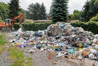 Einsatz in Lichtenstein: Müllfahrzeug entlädt brennende Ladung - Sechs Tonnen Müll mussten entladen werden. Foto: Andreas Kretschel