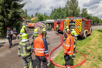 Einsatz in Lichtenstein: Müllfahrzeug entlädt brennende Ladung - In Lichtenstein kam es zu einem Feuerwehreinsatz. Foto: Andreas Kretschel