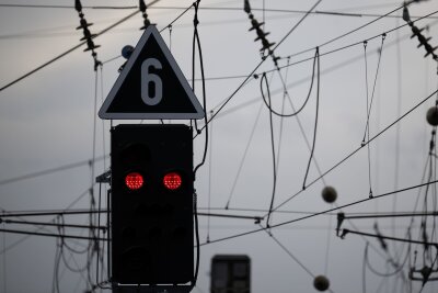 Einschränkungen im Bahnverkehr im Vogtland wegen Bauarbeiten - Ein Signallicht für Züge steht auf Rot.