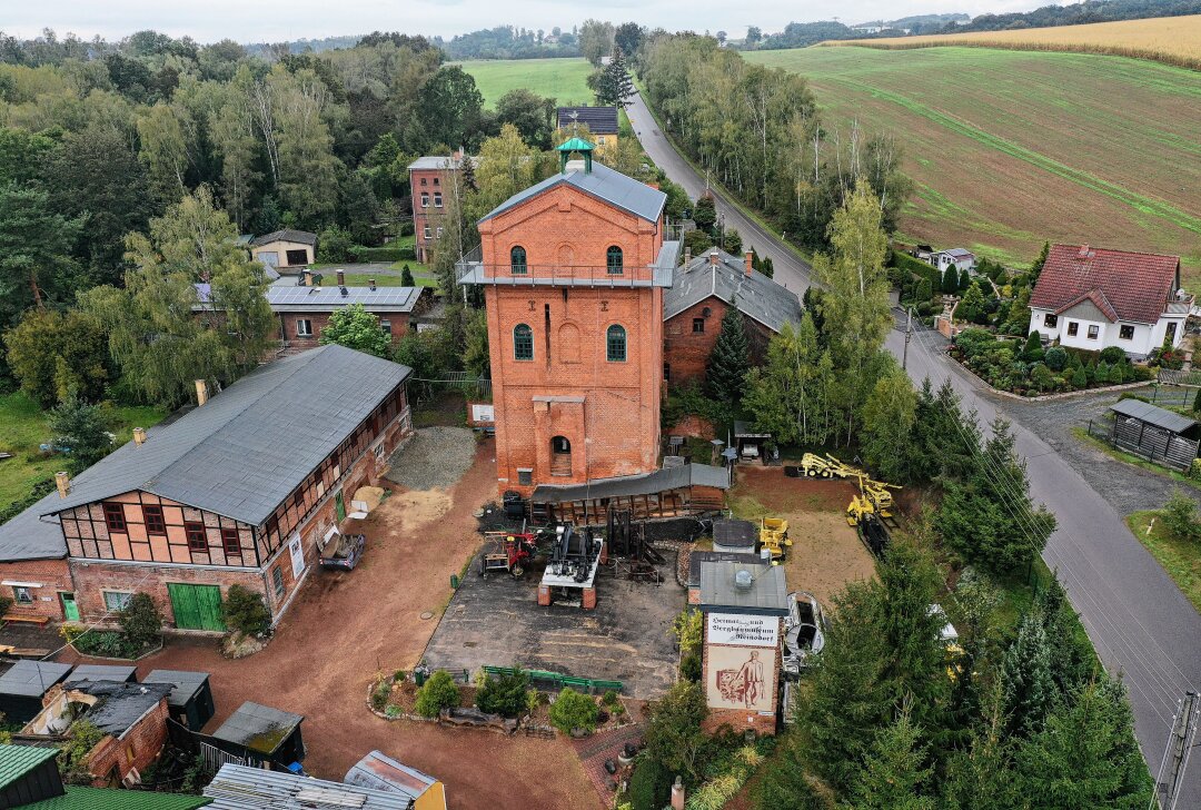 Einsturzgefahr im Morgensternschacht: Heimatverein startet Rettungsaktion - Gebäudeteiles des Morgensternschachts in Reinsdorf drohten, einzubrechen. Foto: Mario Dudacy