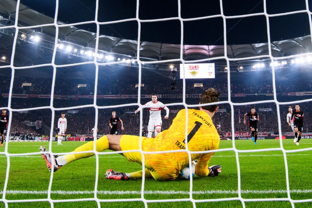 Eintracht Frankfurt genießt Marmoush-Show und Momentaufnahme - Kevin Trapp parierte gegen Ermedin Demirovic.