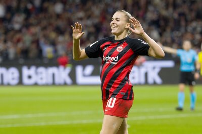 Eintracht-Frauen mit Schützenfest gegen Köln - Laura Freigang trifft für Frankfurt gegen Köln dreifach.