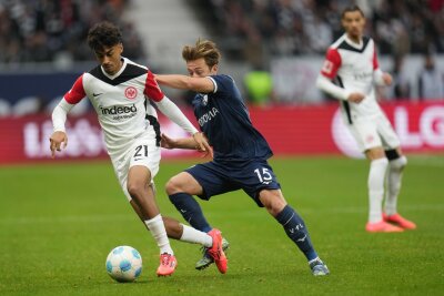 Eintracht-Profi Brown: Erst Traumerfüllung, dann Wettsieger? - Frankfurts Nathaniel Brown (l) gelang gegen den VfL Bochum ein perfektes Startelf-Debüt für die Eintracht in der Bundesliga.