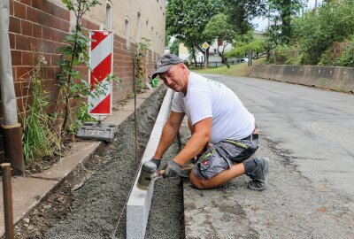 Einwohnerkritik im Vogtland: Kein grundhafter Straßenausbau, aber lange Vollsperrung - André Morgenstern setzt die Bordsteine. Foto: Simone Zeh