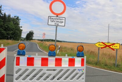 Einwohnerkritik im Vogtland: Kein grundhafter Straßenausbau, aber lange Vollsperrung - Vollsperrung in Richtung Ranspach. Fotos: Simone Zeh