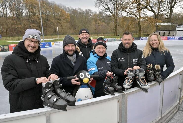 Eisbahn Zwickau öffnet Samstag die Tore - Auf der Eisbahn – im Bild (v.li.) Mike Franke Leiter des Sportstättenbetriebs der Stadt Zwickau, Dr. Andreas Seidel, Stiftungsvorstand der Diakonie Westsachsen, Streetworker Elfried Ralf Börner, Rüdiger Günl von GÜ-Sport, Matthias Krauß, Geschäftsführer Krauß Event und Sylvena Voll, Lukaswerkstatt Zwickau.