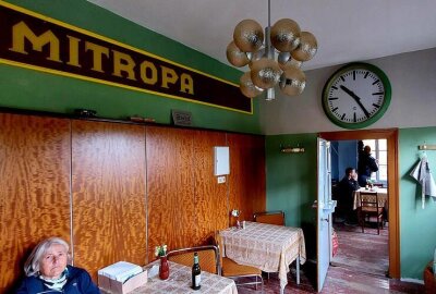 Eisenbahnromantik: Der Internationale Musikwinkel-Express startet wieder! - In der Bildergalerie gibt es Impressionen vom privaten Dampfzug, der letztens in Gunzen Station machte.