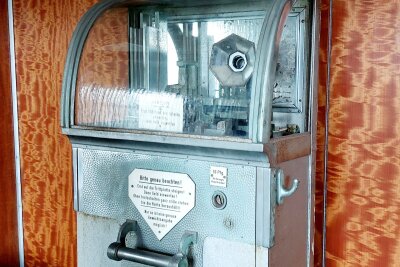 Eisenbahnromantik: Der Internationale Musikwinkel-Express startet wieder! - In der Bildergalerie gibt es Impressionen vom privaten Dampfzug, der letztens in Gunzen Station machte. 