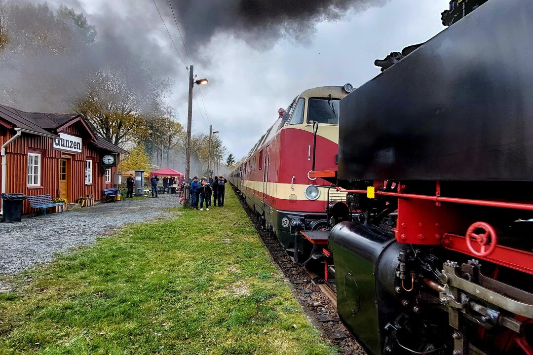 Eisenbahnromantik: Der Internationale Musikwinkel-Express startet wieder! - In der Bildergalerie gibt es Impressionen vom privaten Dampfzug, der letztens in Gunzen Station machte. 