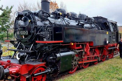 Eisenbahnromantik: Der Internationale Musikwinkel-Express startet wieder! - In der Bildergalerie gibt es Impressionen vom privaten Dampfzug, der letztens in Gunzen Station machte. 