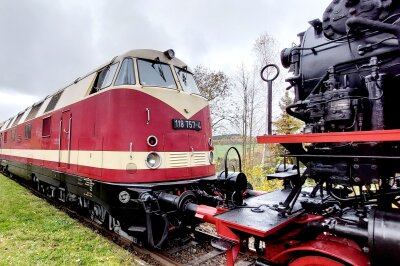 Eisenbahnromantik: Der Internationale Musikwinkel-Express startet wieder! - In der Bildergalerie gibt es Impressionen vom privaten Dampfzug, der letztens in Gunzen Station machte. 