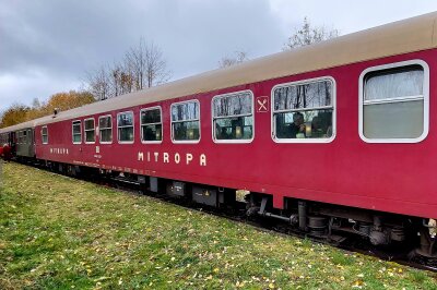 Eisenbahnromantik: Der Internationale Musikwinkel-Express startet wieder! - In der Bildergalerie gibt es Impressionen vom privaten Dampfzug, der letztens in Gunzen Station machte. 