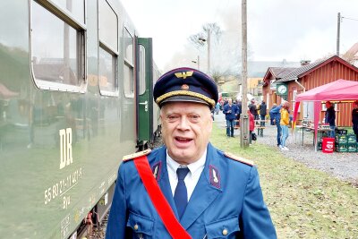 Eisenbahnromantik: Der Internationale Musikwinkel-Express startet wieder! - In der Bildergalerie gibt es Impressionen vom privaten Dampfzug, der letztens in Gunzen Station machte. 