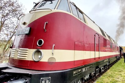 Eisenbahnromantik: Der Internationale Musikwinkel-Express startet wieder! - In der Bildergalerie gibt es Impressionen vom privaten Dampfzug, der letztens in Gunzen Station machte. 