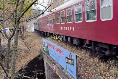 Eisenbahnromantik: Der Internationale Musikwinkel-Express startet wieder! - In der Bildergalerie gibt es Impressionen vom privaten Dampfzug, der letztens in Gunzen Station machte. 