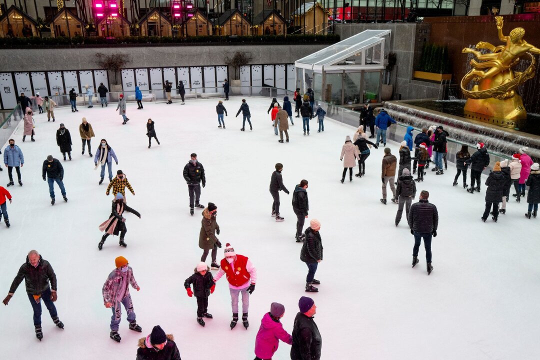 Eislaufbahn am New Yorker Rockefeller Center eröffnet - Die traditionelle Eisbahn am Rockefeller Center ist wieder offen. (Archivbild)