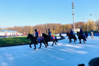 Eislaufen mal anders: Pferde reiten auf dem Eis - Zum Programm beim Winterfest 2024 gehörte unter anderem das Eisreiten der Islandpferde - ein einzigartiges Erlebnis auf dem Eis.