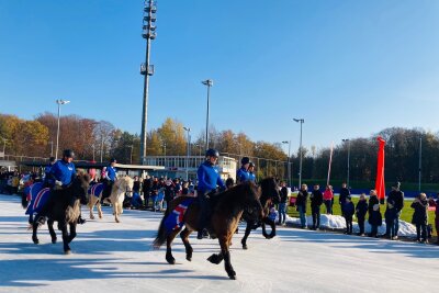 Eislaufen mal anders: Pferde reiten auf dem Eis - Die Tiere hatten Spikes an den Hufen und ritten in rasantem Tempo über die Eisbahn. 