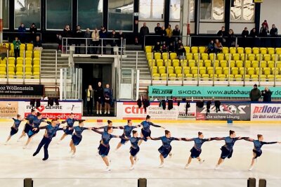 Eislaufen mal anders: Pferde reiten auf dem Eis - Bei einem Synchroneiskunstlauf am Nachmittag zeigte die Skating Graces Meisterklasse ihr Können.