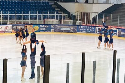 Eislaufen mal anders: Pferde reiten auf dem Eis - Das Jutta Müller Eissportzentrum ist die kälteste Sportstätte im Nordwesten der Stadt Chemnitz mit über 7.400 Quadratmetern Eisfläche. 